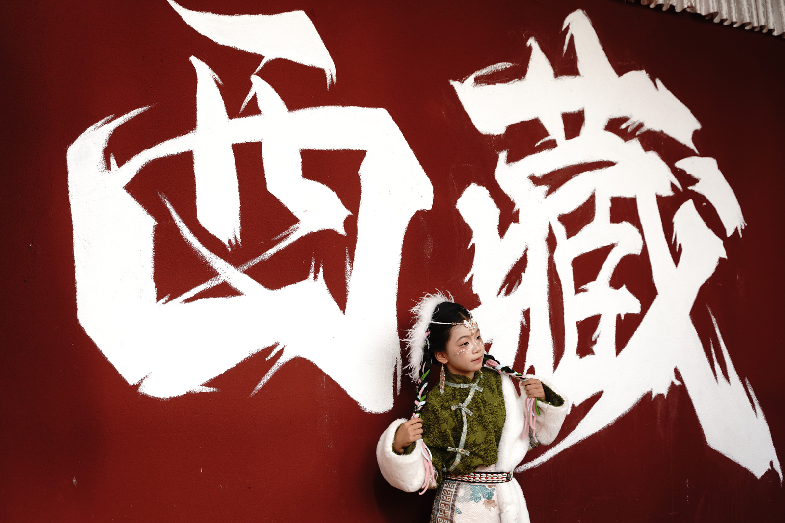 红墙下的旅人