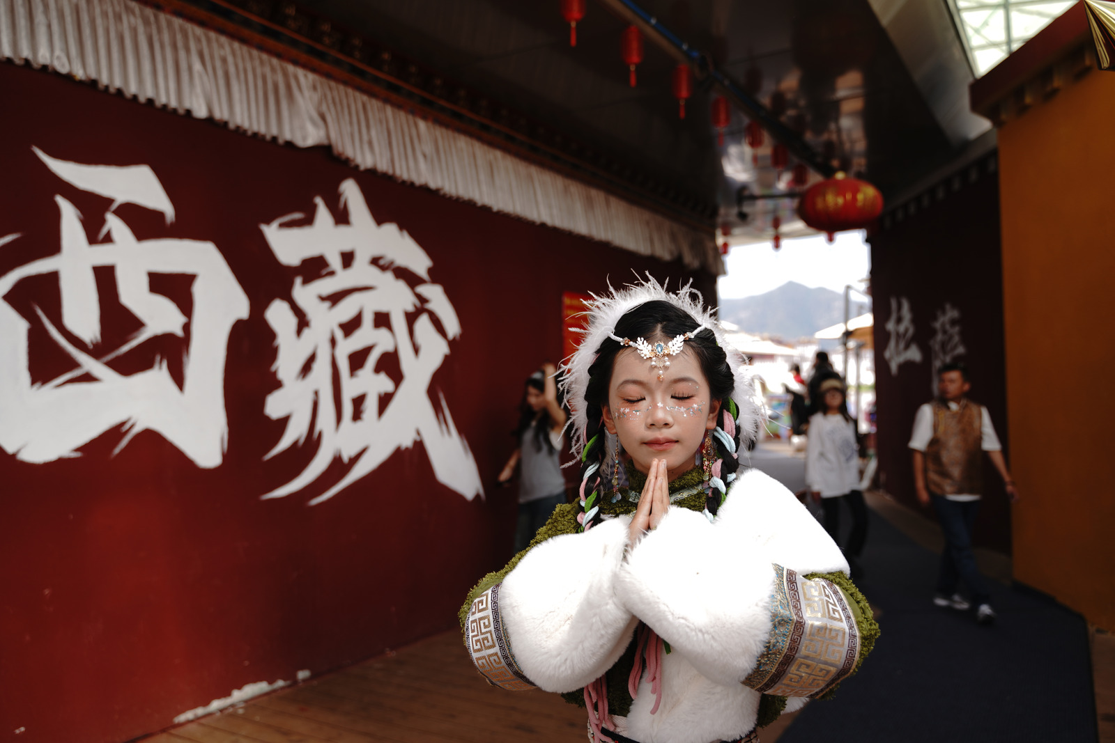 红墙前合掌